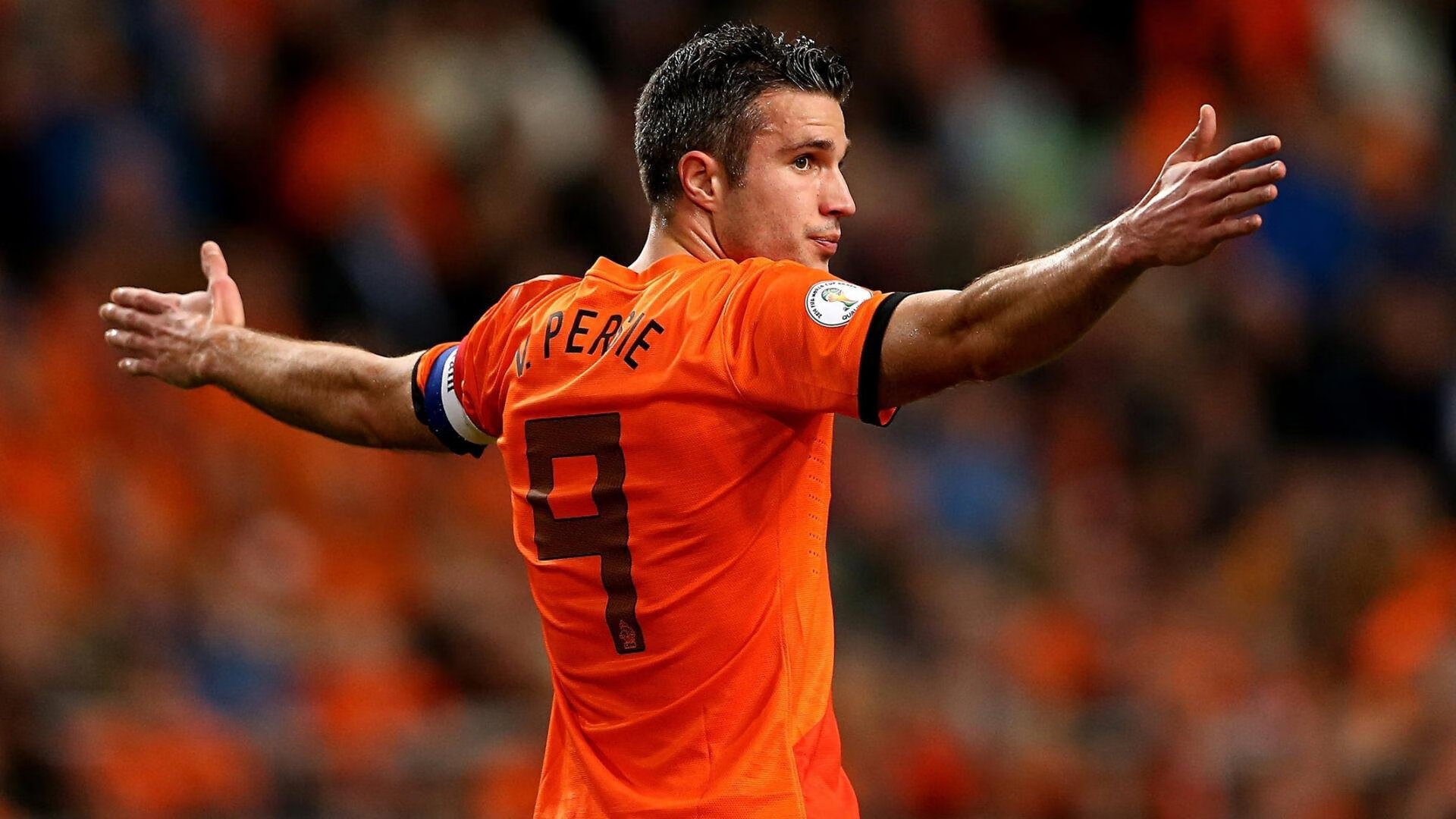 卢卡·东契奇在西班牙观看篮球比赛，球迷关注其瘦身效果，卢卡·东契奇身高臂展