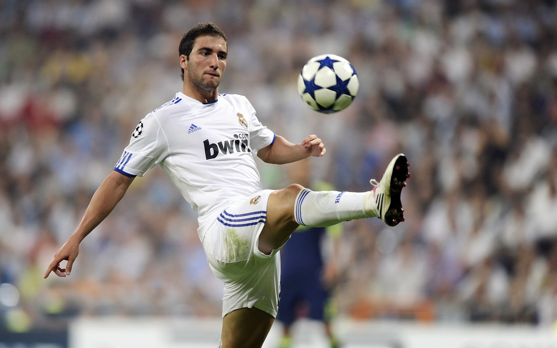 季后赛里，他不仅在篮下强硬争夺，还多次外线投中关键三分！，季后赛投篮命中率